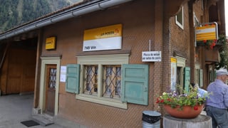 La Posta da Vrin in chasa cun schlondas clar brinas e las tipicas inscripziuns