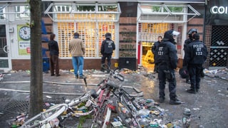 policists e glieud avant stizuns e velos demolids en ina via a Hamburg