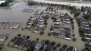 Inundaziuns a Houston, in abitadi da chasas d'ina familia sut aua.