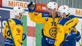 Enzo Corvi cun il numer 70 festivescha ses goal tar il 0:1 cun collegas Dario Mayer (san.) e Marc Wieser (dretg).