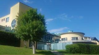 La fatschada vers sid dal Bogn Engiadina Scuol.