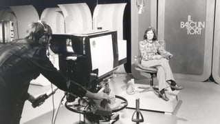 Il studio dal «Il Balcun Tort» cun la moderatura Maria Cadruvi ed in um da camera. Il studio dal «Il Balcun Tort» cun la moderatura Maria Cadruvi ed in um da camera.