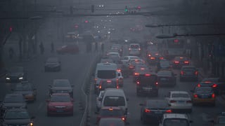 Purtret d'ina citaden China cun autos e nivels da smog. 