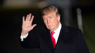 Donald Trump che tegna en l'aria il maun.