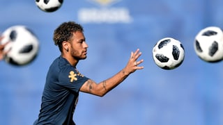 Neymar cun ballas da ballape en l'aria.