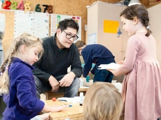 Lucien, l’emprim student che ha absolvì in studi «écolsiv»