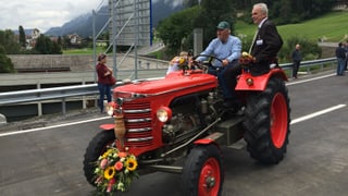 Il president communal da Glion Aurelio Casanova cun ils amitgs dals tractors.