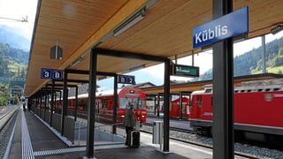 Novs perruns ed in nov sutpassadi a la staziun da Küblis.