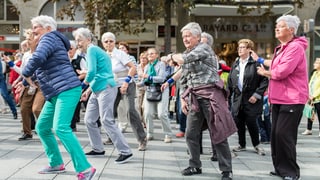 Numerus seniors durant in 'Flashmob' a Cuira.