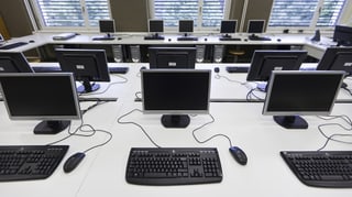 In biro plain computers per l'instrucziun en scola.