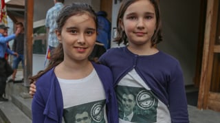 Las duas mattatschas preschentan ils t-shirt ch'ellas han fatg sezzas.
