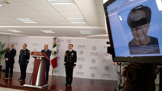 4 umens durant ina conferenza da pressa