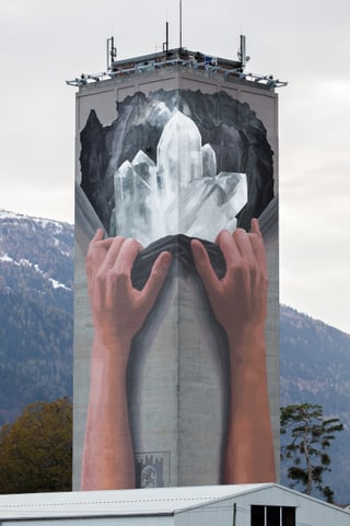 Dus mauns che stgarpan giu in mir da betun. Davos quel mir èn da vesair cristals Dus mauns che stgarpan giu in mir da betun. Davos quel mir èn da vesair cristals