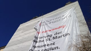Vid la puntanera da la claustra da Mustér vegn montà la gronda blatga cun l'inscripziun.