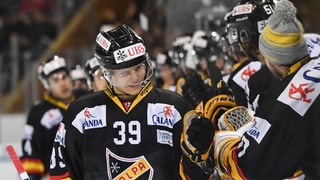Giugaders da hockey celebreschan in gol