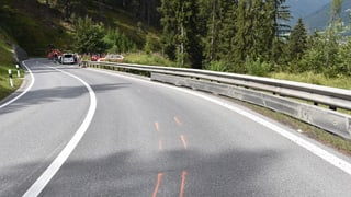 Purtret da la via cun segnà la via dal töf e davostier la Rega ed in auto da malsauns. 