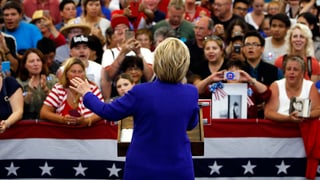Hillary Clinton sa drizza ad aderents da sia partida.