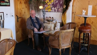 Josef Müller sesa vit maisa e contempla ina documentaziun dal "Panorama da Flem" Josef Müller sesa vit maisa e contempla ina documentaziun dal "Panorama da Flem"