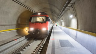 Tren da persunas sin viadi tras il tunnel da basa dal Gottard vers il sid.