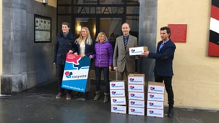 Il president da la citad da Cuira, Urs Marti, pren encunte las broschuras da «easyvote» che duain motivar giuvens dad ir a votar