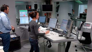 Ils studio da radio SRF a Berna cun moderaturs da novitads.