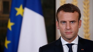 Purtret dad Emmanuel Macron che guarda serius. 