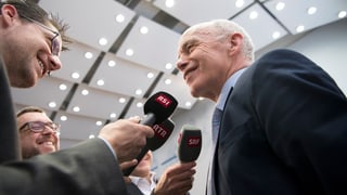Ueli Maurer cun microfons e schurnalists.