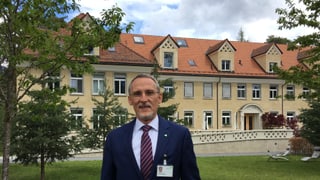 Il president dal cussegl d'administraziun avant in dals bajetgs da la clinica Beverin.