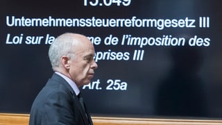 Ueli Maurer en il parlament. 