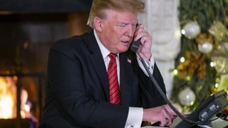 Purtret da Trump vid il telefon. 