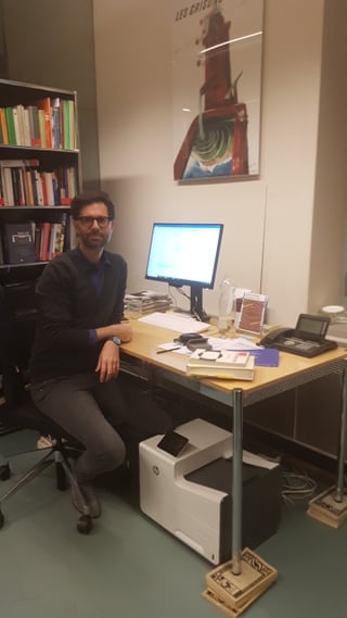 Il professer Rico Valär en ses biro Il professer Rico Valär en ses biro