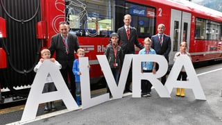 Il president dal cussegl d'aministraziun da la Retica Stefan Engler, il nov directur Renato Fasciati ed il CEO Division Schweiz Markus Sauerbruch en scena cun uffants. 