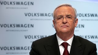 Martin Winterkorn durant in pled. Davosvart paraid cun inscripziuns da Volkswagen.