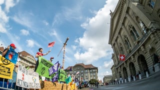 Activists dal clima sin la Plazza federala a Berna.