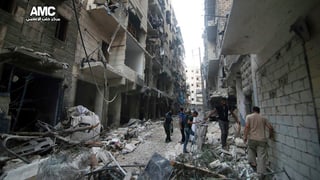 Ina via destruida, ruinas a dretg'e saniester, tranteren pitschen in per persunas.