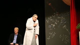 La directura da la chasa da narramenta Mathilde von Zahnd (Leonie Bandli).