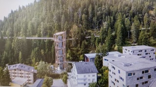 Senda da tschimas cun visualisaziun da la tur d'entrada a Murschetg