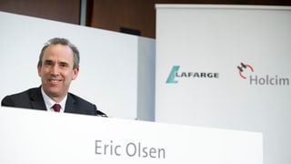 Eric Olsen ad ina conferenza da medias davart la fusiun dals concerns Holcim e Lafarge