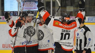 Plirs giugaders dal EHC Cuira sa legran. 