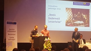 Ils dus iniziants Giancarlo Palioppi e Primo Berera engrazian per il premi d'innovaziun. 