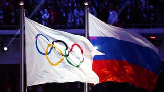 Bandiera cun ils tschertgels olimpics sper la bandiera da la Russia.