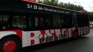 Bus da Cuira cun si il slogan "Sit 20 Johr fahrend miar di wenn's schifft" cun in disegn.