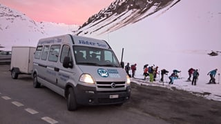 purtret d'in dals bus e passagiers che sa fan protn e tiran en las gianellas. 