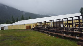 La tenda da festa e la tribuna da la festa da lutga grischuna glarunaisa a S-chanf.