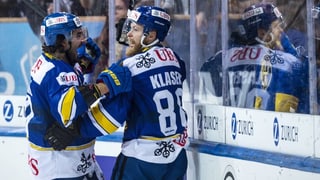 Giugaders da hockey celebreschan in gol. 