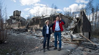 La primministra da la provinza Alberta Rachel Notley ed il primminister canadais Justin Trudeau entamez las ruinas.