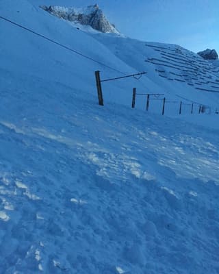 In maletg dal lieu nua che la lavia ha sutterrà il binari. In maletg dal lieu nua che la lavia ha sutterrà il binari.