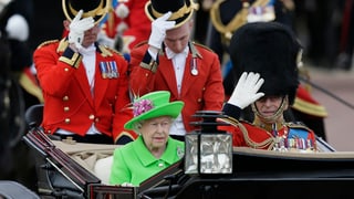 La Queen e ses um prinzi Philip en la charrotscha averta.