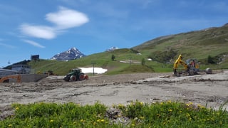 Il militar e il tractor da Jon Jachen Flura fan lavur da grop a Salastrains