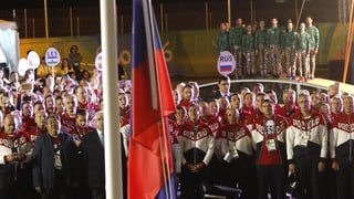 equipa russa cun atletas ed atlets durant ina ceremonia da trair si la bandiera